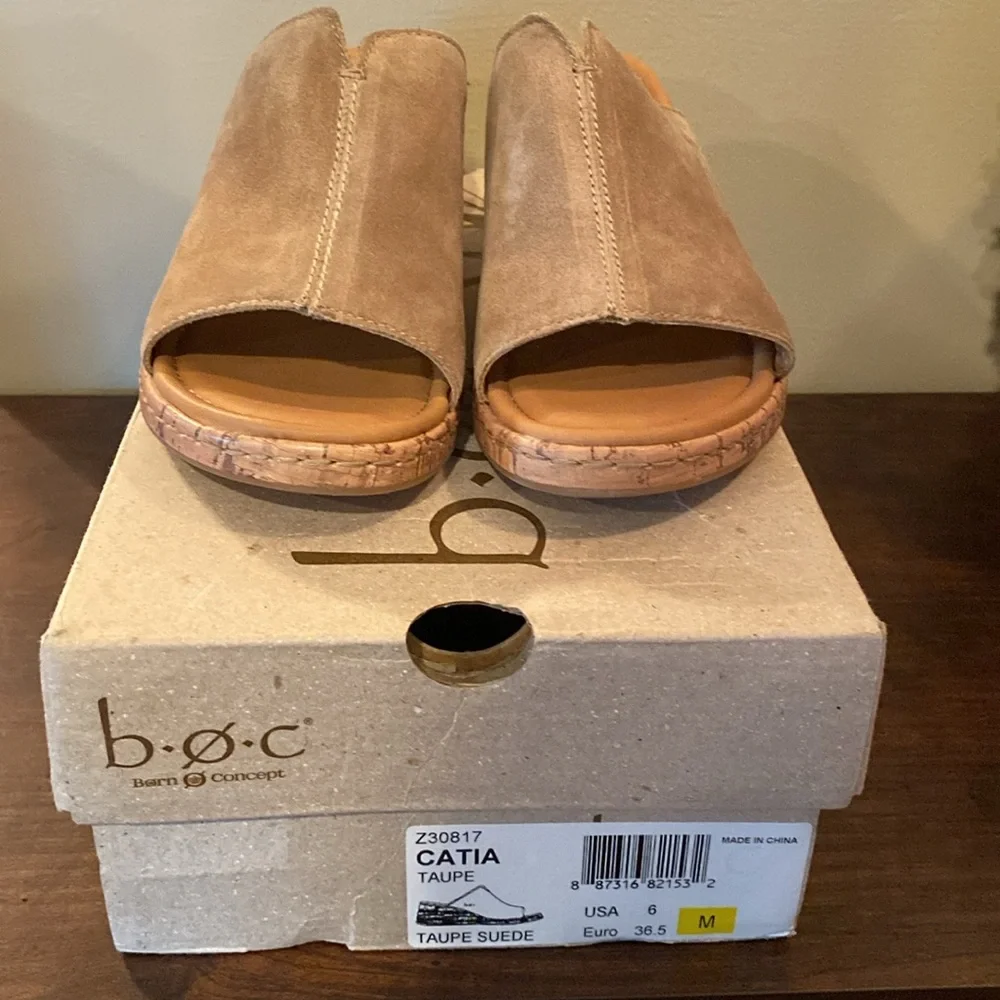 NWT Taupe Suede b.o.c. Sandal